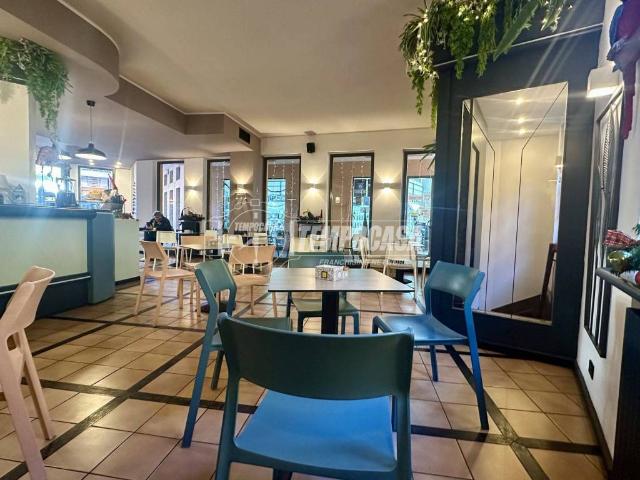 Locale Commerciale in vendita a Novate Brianza, Merate