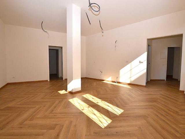Locale Commerciale in vendita a Novate Brianza, Merate