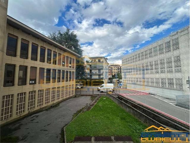 Locale Commerciale in vendita a Novate Brianza, Merate