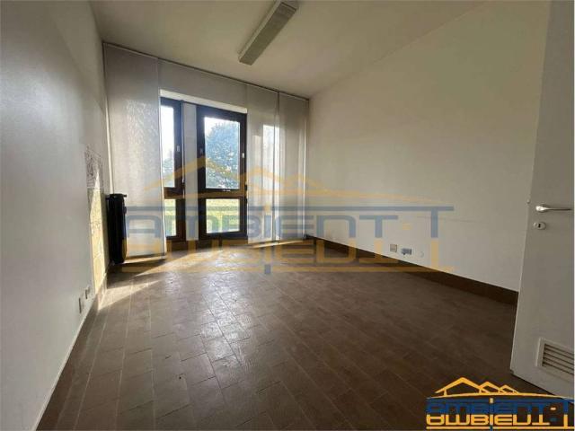 Locale Commerciale in vendita a Novate Brianza, Merate