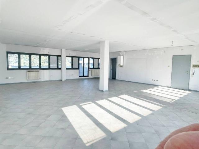 Locale Commerciale in vendita a Pagnano, Merate