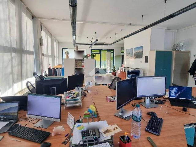Locale Commerciale in vendita a Novate Brianza, Merate