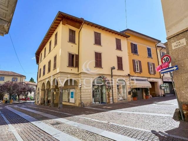 Locale Commerciale in vendita a Novate Brianza, Merate