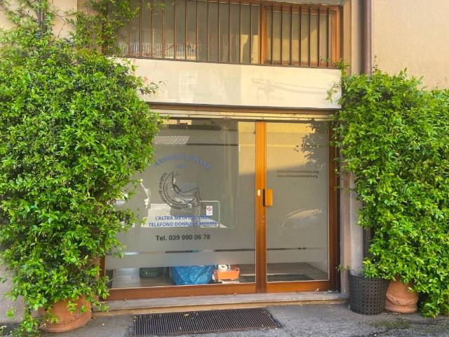 Locale Commerciale in vendita a Novate Brianza, Merate