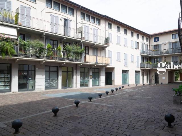 Locale Commerciale in vendita a Novate Brianza, Merate