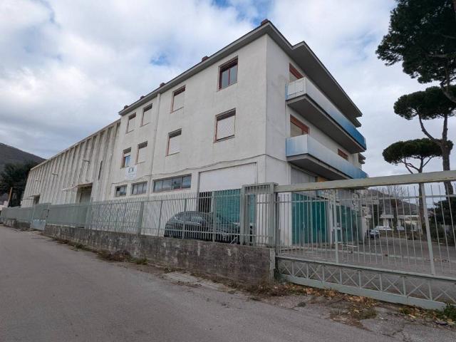 Locale Commerciale in vendita a Mercogliano, Campania