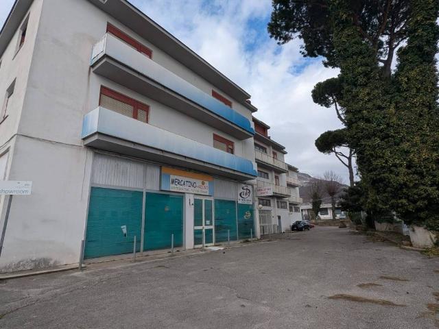 Locale Commerciale in vendita a Mercogliano, Campania