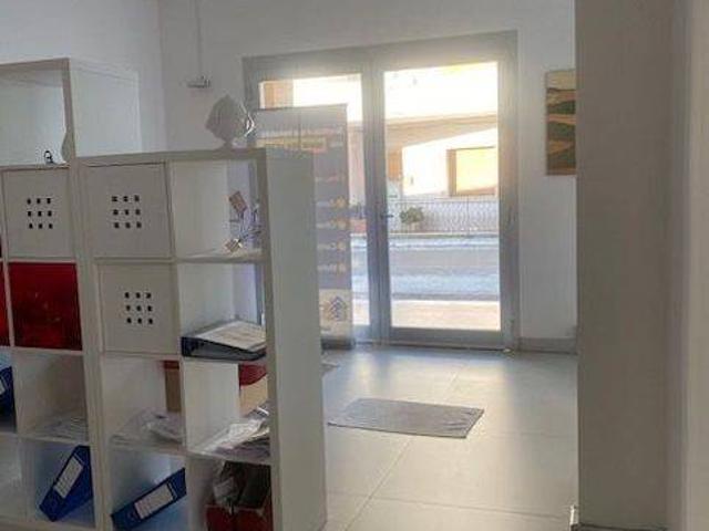 Locale Commerciale in vendita a Puglia, Brindisi