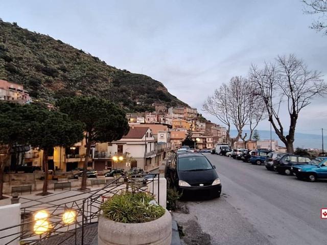 Locale Commerciale in vendita a I Circoscrizione, Messina