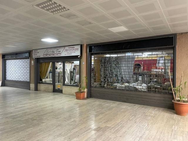 Locale Commerciale in vendita a Valle degli Angeli, Messina