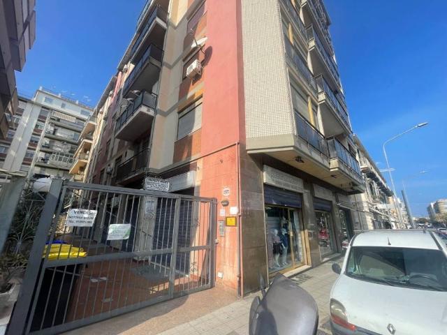 Locale Commerciale in vendita a Valle degli Angeli, Messina