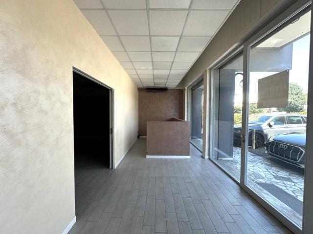 Locale Commerciale in vendita a Mestrino, Veneto