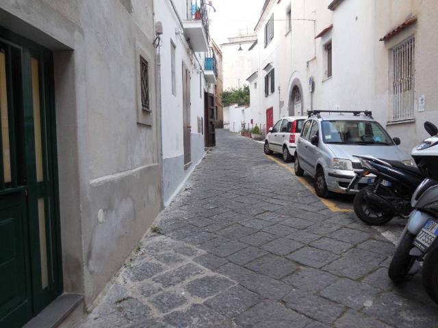 Locale Commerciale in vendita a Meta, Campania