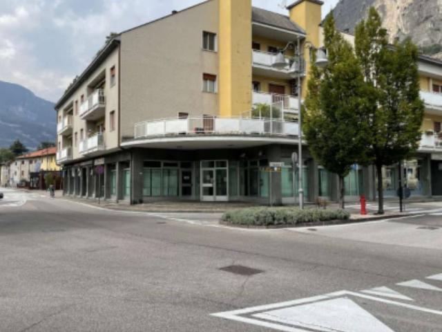 Locale Commerciale in vendita a Comunità Rotaliana-Königsberg, Mezzocorona