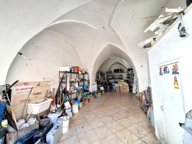 Locale Commerciale in vendita a Puglia, Lecce