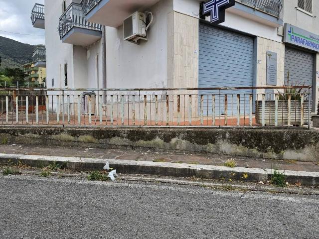 Locale Commerciale in vendita a Tora, Campania