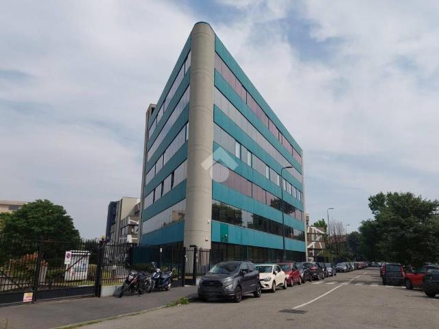 Locale Commerciale in vendita a Municipio 8 di Milano, Milano