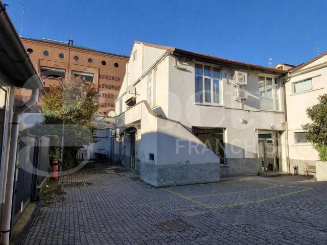 Locale Commerciale in vendita a Municipio 6, Milano