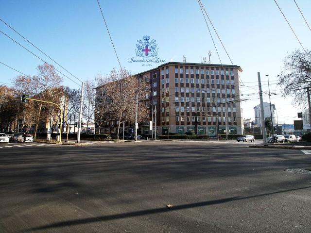 Locale Commerciale in vendita a Municipio 6, Milano