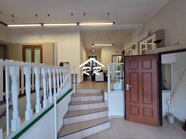 Locale Commerciale in vendita a Municipio 7, Milano