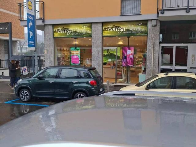 Locale Commerciale in vendita a Municipio 6, Milano