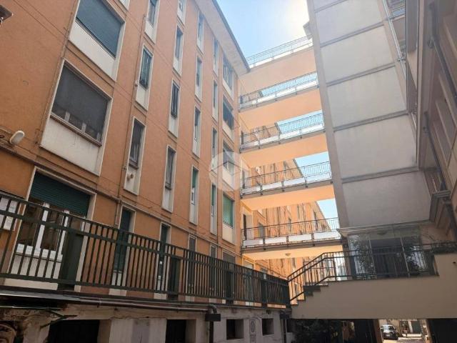 Locale Commerciale in vendita a Municipio 6, Milano
