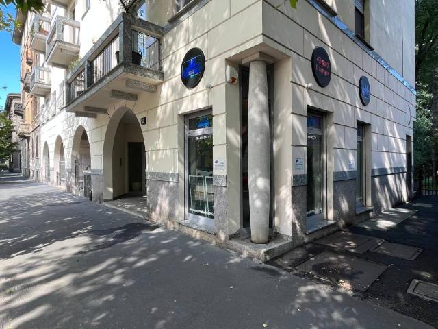 Locale Commerciale in vendita a Municipio 8 di Milano, Milano