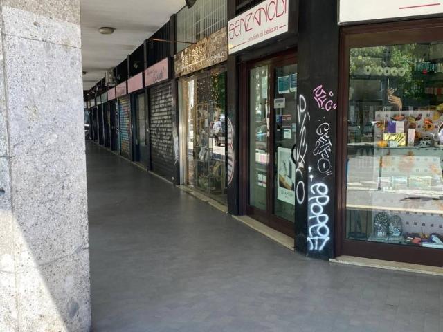 Locale Commerciale in vendita a Municipio 7, Milano