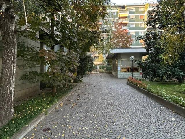 Locale Commerciale in vendita a Municipio 6, Milano