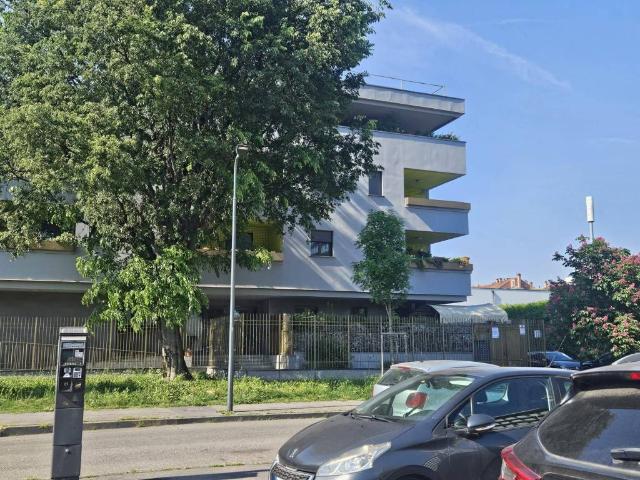 Locale Commerciale in vendita a Municipio 9, Milano