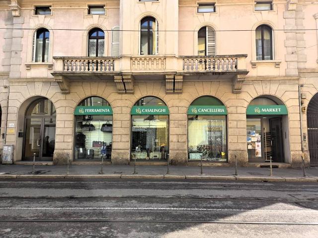 Locale Commerciale in vendita a Municipio 9, Milano