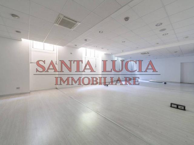 Locale Commerciale in vendita a Municipio 8 di Milano, Milano