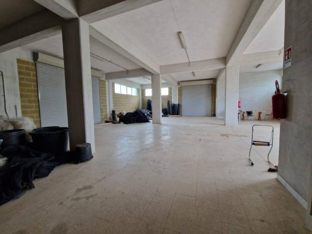 Locale Commerciale in vendita a Brigandì, Milazzo