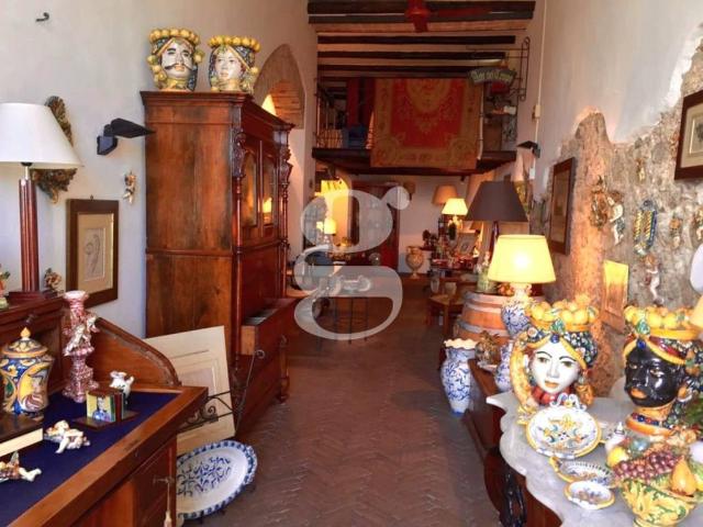 Locale Commerciale in vendita a Milazzo, Sicilia