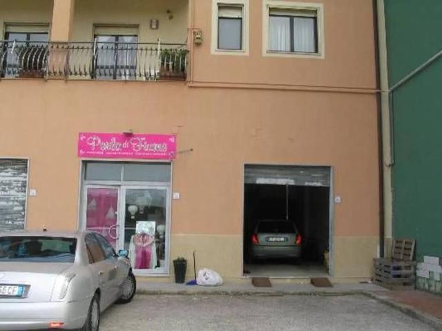 Locale Commerciale in vendita a Mirabella Eclano, Campania