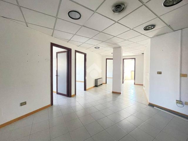 Locale Commerciale in vendita a Unione Comuni Modenesi Area Nord, Mirandola