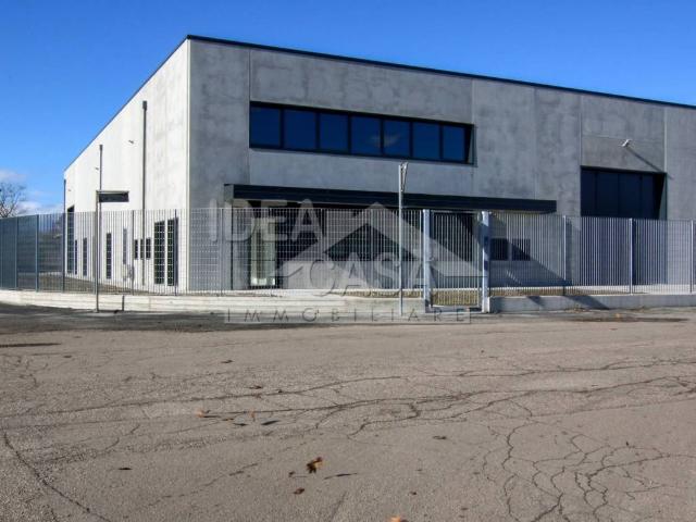 Locale Commerciale in vendita a Unione Comuni Modenesi Area Nord, Mirandola