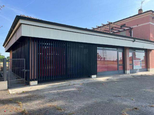 Locale Commerciale in vendita a Unione Comuni Modenesi Area Nord, Mirandola