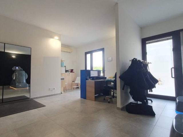 Locale Commerciale in vendita a Unione Comuni Modenesi Area Nord, Mirandola