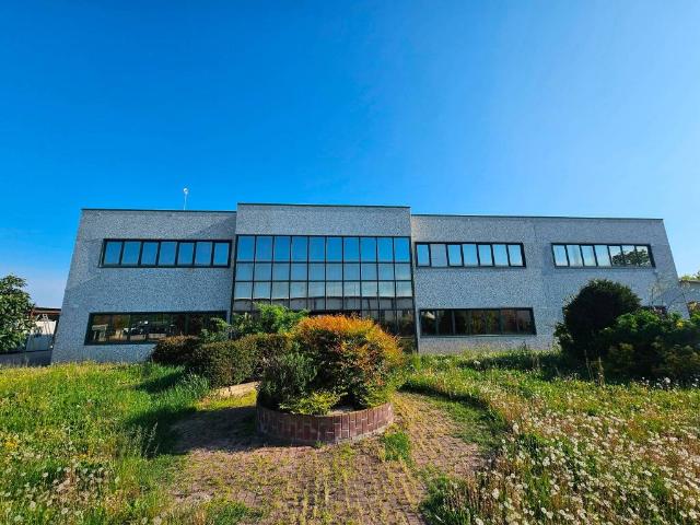 Locale Commerciale in vendita a Unione Comuni Modenesi Area Nord, Mirandola