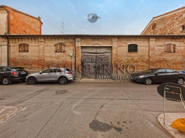 Locale Commerciale in vendita a Unione Comuni Modenesi Area Nord, Mirandola