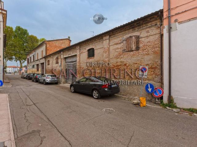 Locale Commerciale in vendita a Unione Comuni Modenesi Area Nord, Mirandola