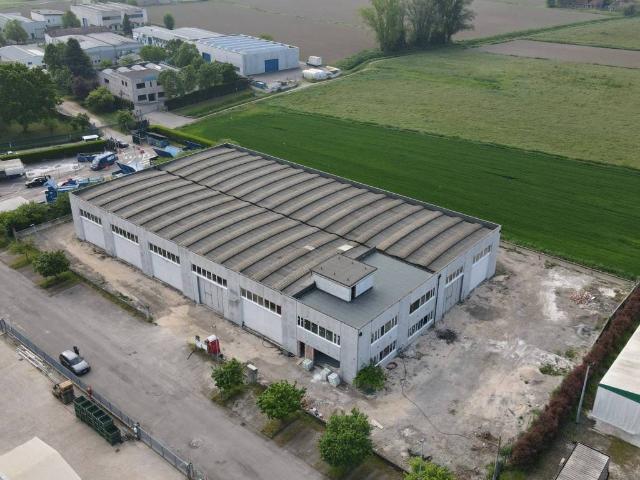 Locale Commerciale in vendita a Unione Comuni Modenesi Area Nord, Mirandola