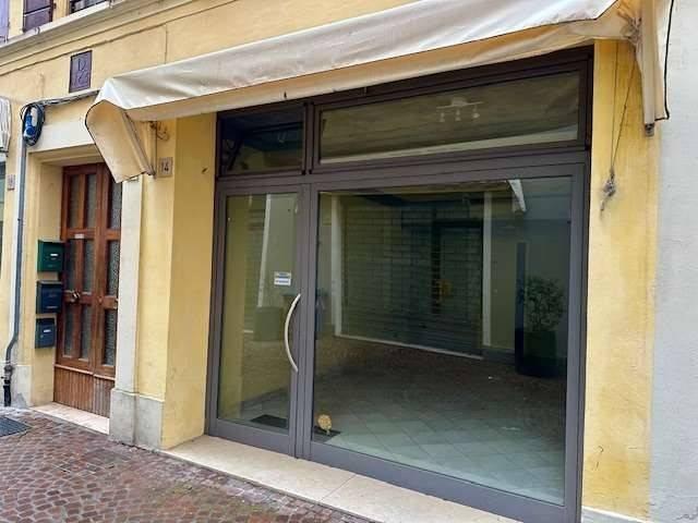 Locale Commerciale in vendita a Unione Comuni Modenesi Area Nord, Mirandola