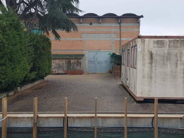 Locale Commerciale in vendita a Unione Comuni Modenesi Area Nord, Mirandola