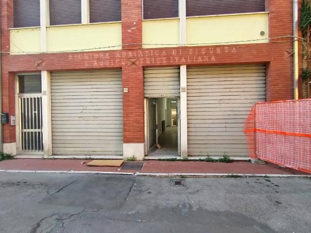 Locale Commerciale in vendita a Unione Comuni Modenesi Area Nord, Mirandola