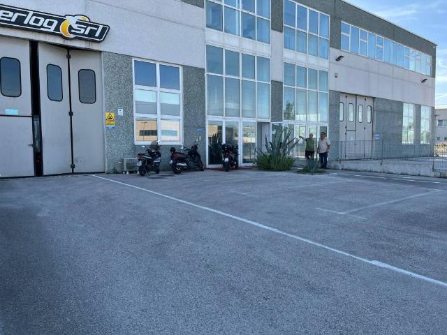 Locale Commerciale in vendita a Misano Adriatico, Reggio Emilia