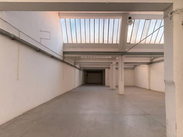 Locale Commerciale in vendita a Misinto, Lombardia