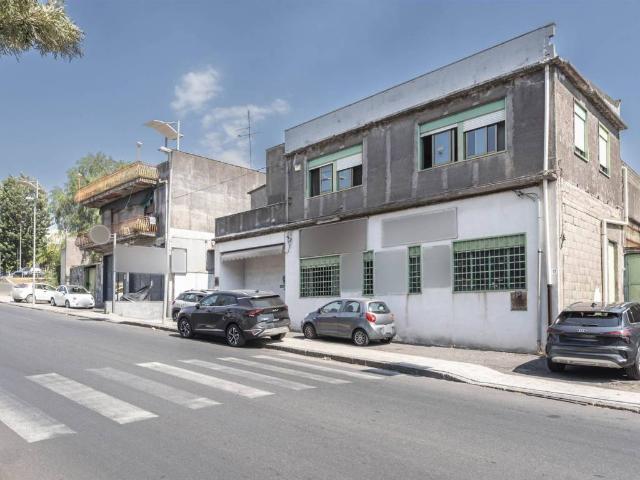 Locale Commerciale in vendita a Misterbianco, Sicilia