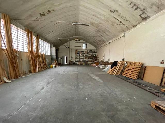 Locale Commerciale in vendita a Crocetta, Modena